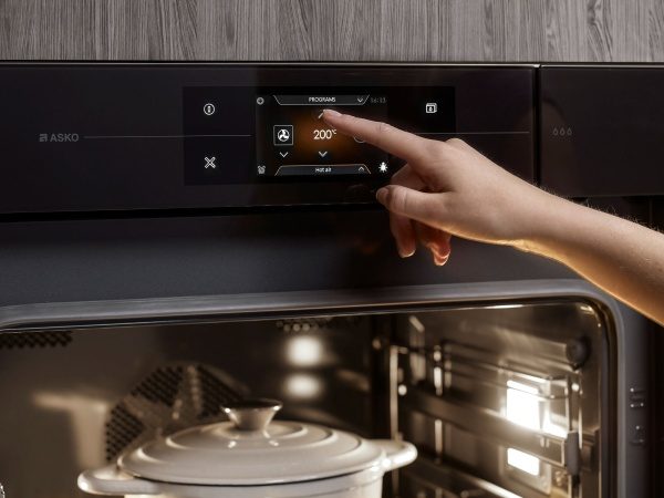 Unique TFT touchscreen on ovens from ASKO Elements range.