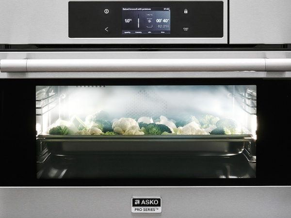 Cozinha confortável com programa automático nos fornos ASKO Pro Series™.