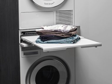 Кошик і полицю Laundry Care Double від ASKO можна використовувати для складання речей, сортування шкарпеток або зберігання.
