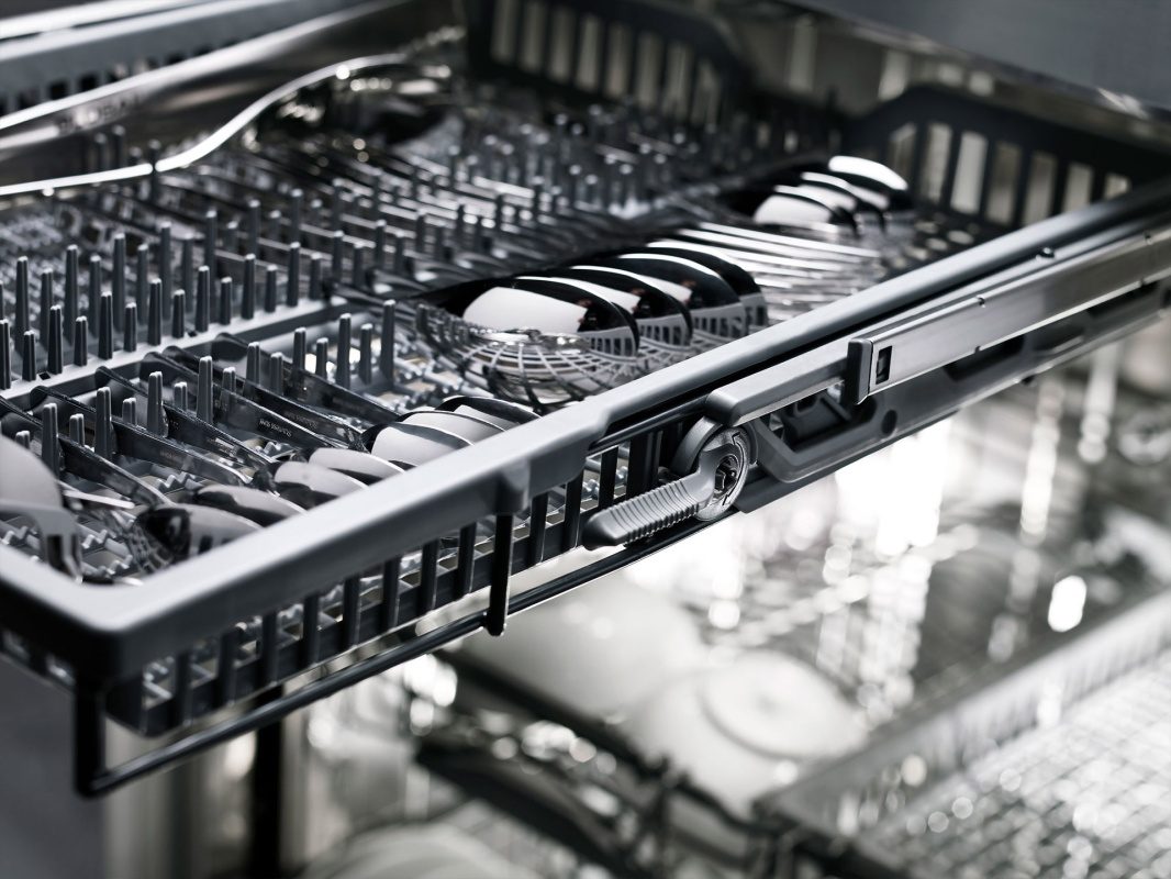 擁有InstantLift™ 高度調整系統，洗碗機可以擺放更多餐具