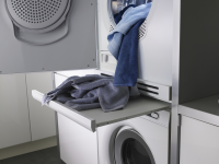 HSS1052W - Estante sencillo pull-out (extraíble) Complementan a la perfección cualquier diseño de lavandería, al mismo tiempo que hacen más sencillo cargar, descargar y doblar su ropa.